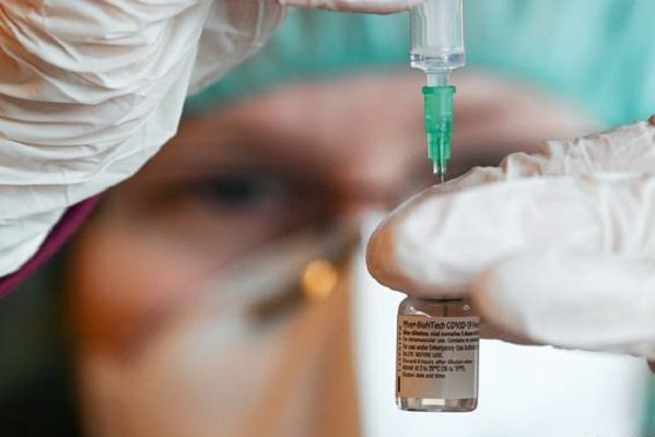 Doctora con reacción adversa grave a vacuna de Pfizer presenta leve mejoría