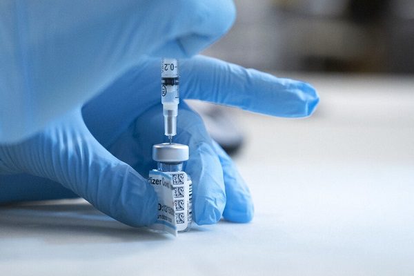 OMS recomienda demorar hasta cuatro semanas segunda dosis de vacuna de Pfizer