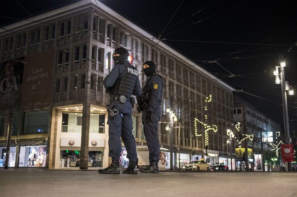 Por primera vez, Alemania restringe movilidad y alarga encierro, por Covid-19