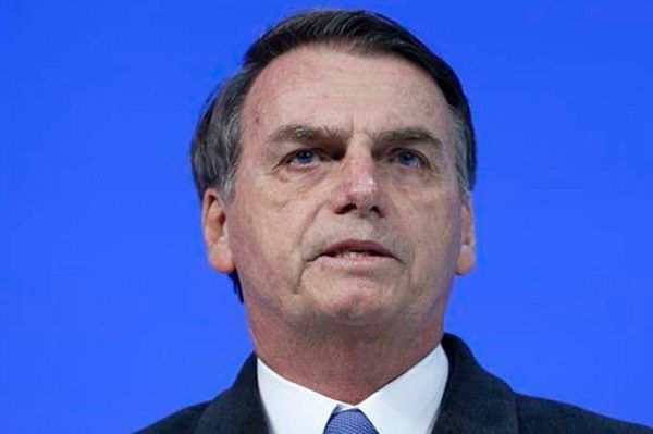 Bolsonaro retrasa vacunación tras verse indignado por precio de jeringas