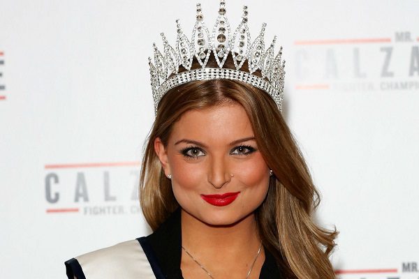 ExMiss Gran Bretaña podría ir presa por intentar escapar tras dar positivo a Covid-19