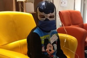 Pequeño usa máscara de Blue Demon para lograr afrontar sus quimioterapias
