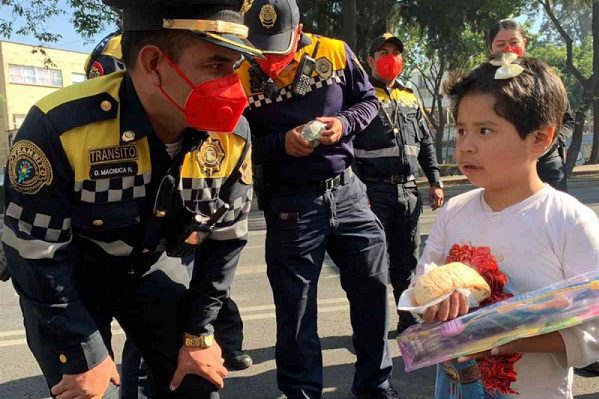 Policías capitalinos obsequiaron juguetes a niños por el Día de Reyes