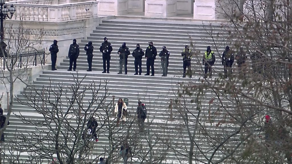 Retoman control del Capitolio de EU e inicia toque de queda en Washington #VIDEOS