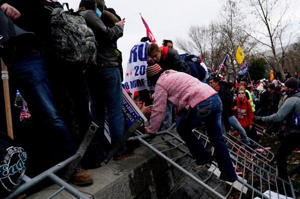 Identifican a las cuatro víctimas mortales del asalto en el Capitolio de EU