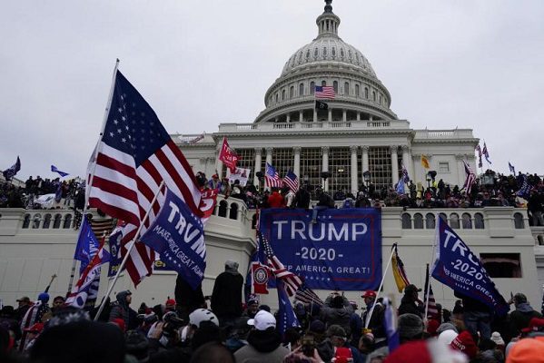 FBI solicita información para identificar a instigadores del asalto al Capitolio