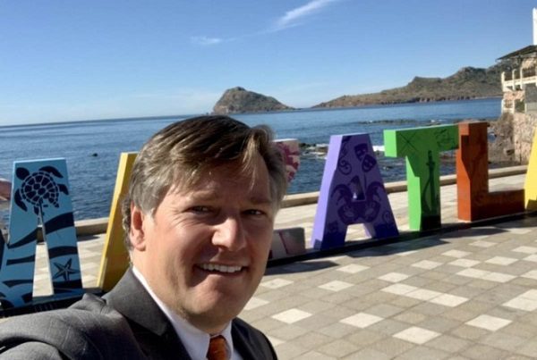 El embajador Landau se despide de la Embajada de EU en México