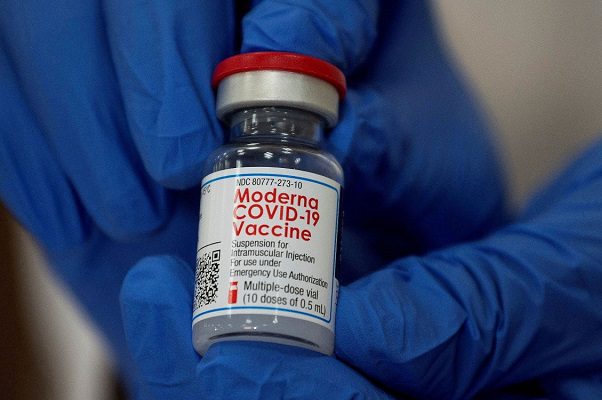 Reino Unido aprueba uso de vacuna de Moderna, la tercera de su lista
