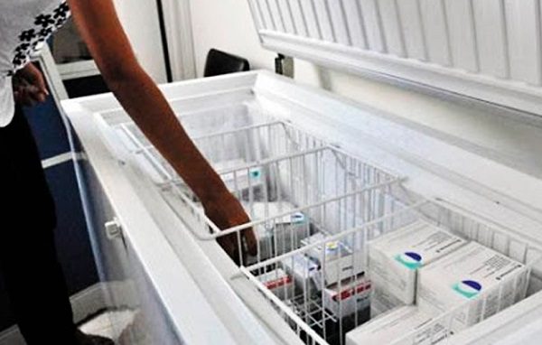 Personal de limpieza desconecta refrigerador y arruina dos mil dosis de vacunas Covid
