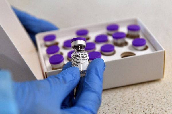 Gran Bretaña dona 700 mdd al fondo mundial de vacunas contra Covid-19
