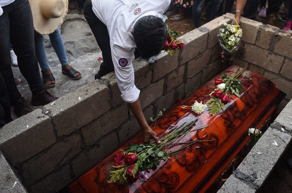 Pobladores llevan cadáver de su vecino al banco para cobrar su seguro