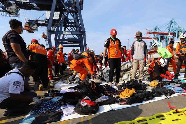 Hallan restos de pasajeros del Boeing 737 que se estrelló en Indonesia
