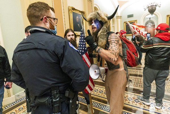 Detienen al extremista de los cuernos y a otros que irrumpieron en el Capitolio
