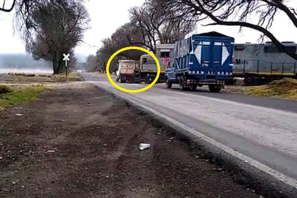 Camión es arrollado al intentar ganarle el paso a tren, en Veracruz #VIDEO