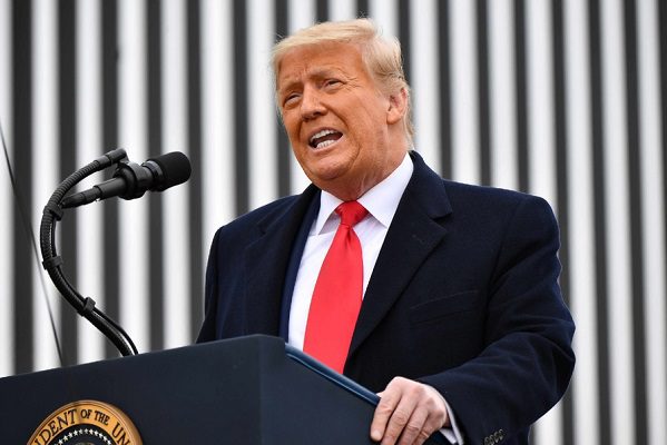 Durante su visita al muro, Trump agradece a AMLO por su amistad