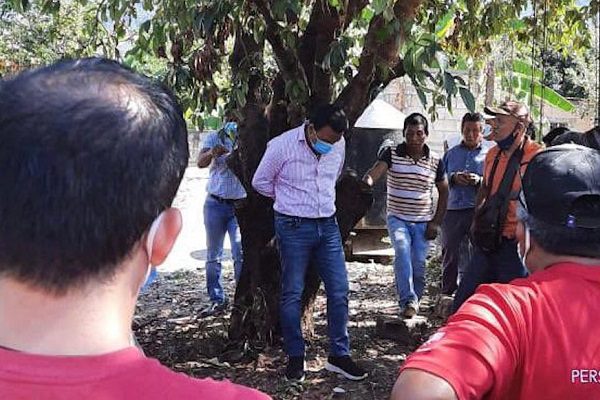 Por obras públicas deficientes, pobladores de Chiapas amarran a edil a un árbol