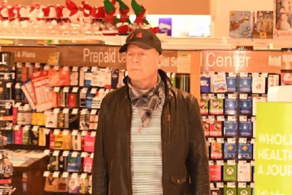 Corren a Bruce Willis de farmacia en LA tras negarse a usar cubrebocas