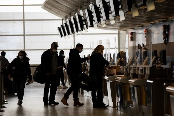 EU planea exigir pruebas covid negativas a viajeros internacionales: WSJ