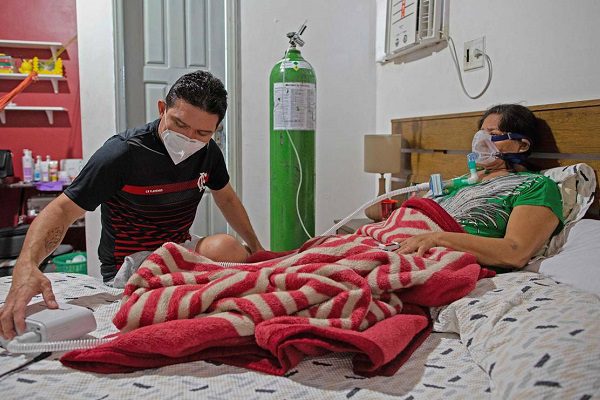 Médico improvisa clínica en casa para su madre con covid, ante hospitales saturados