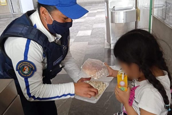 Tras maltratos de madre, pequeña huye de casa para buscar a su papá en el Metro