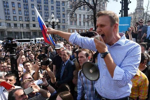 Autoridades rusas aseguran que detendrá al opositor Navalni si regresa al país