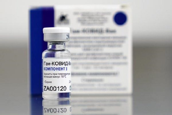 Secretario de Hacienda dice que se aprobará la Sputnik V en "un par de días"