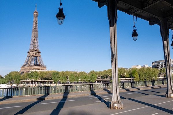 Francia solicita prueba covid a externos a UE y decreta toque de queda nacional