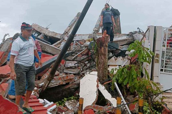 Al menos 42 muertos y 800 heridos tras sismo en Indonesia