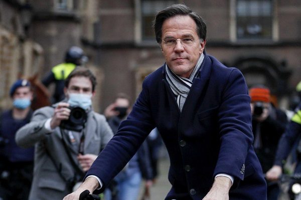 Renuncia todo el gobierno de Holanda tras acusar de fraude a miles de familias