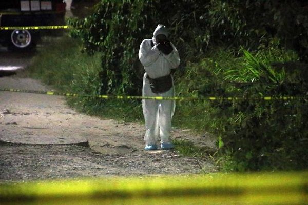 Localizan ocho cuerpos en canal de aguas negras, en Michoacán