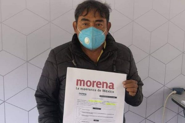 Vocero de padres de los 43 de Ayotzinapa se registra para diputación federal