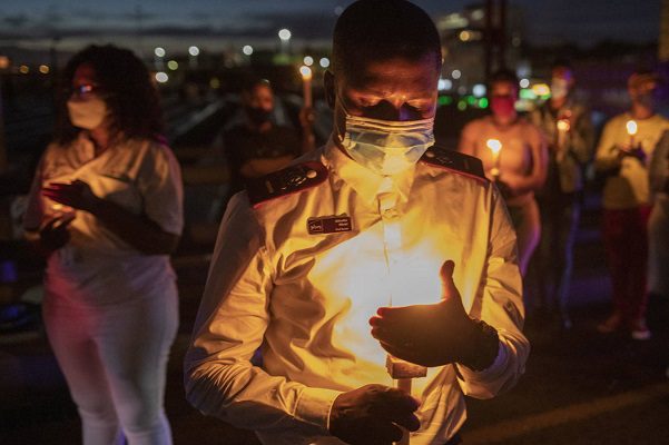 Variante sudafricana de Covid-19 es más contagiosa, advierte epidemiólogo de ese país