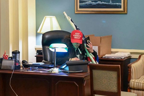 Sujeto a acusa a expareja de robar computadora de Nancy Pelosi durante asalto al Capitolio