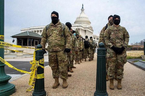 Retiran a dos guardias de investidura de Biden por nexos con milicia ultraderechista