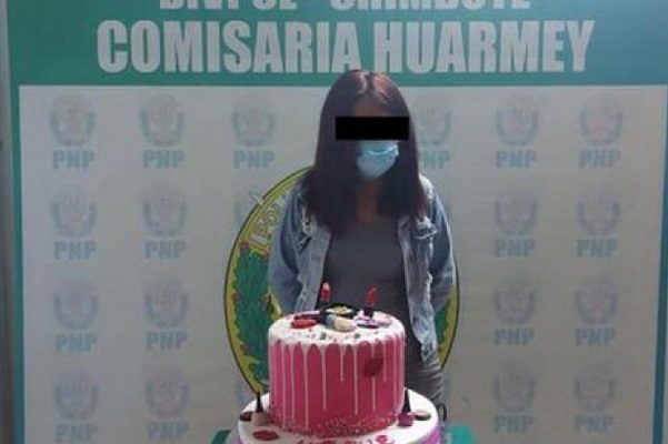 Joven peruana es expuesta por oficiales por festejar su cumpleaños