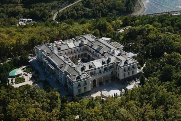 Navalni acusa a Putin de poseer "el palacio más caro del mundo"