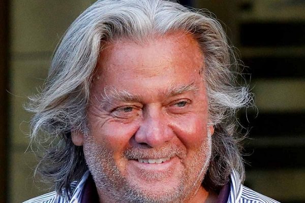 Trump indulta 73 personas; entre ellas, a su exasesor político