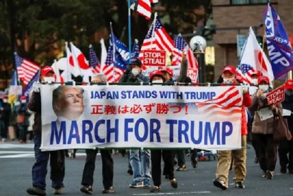 Japoneses apoyan a Trump durante investidura de Biben