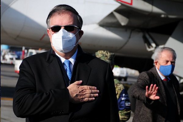 Ebrard celebra inicio de envasado de vacuna de AstraZeneca