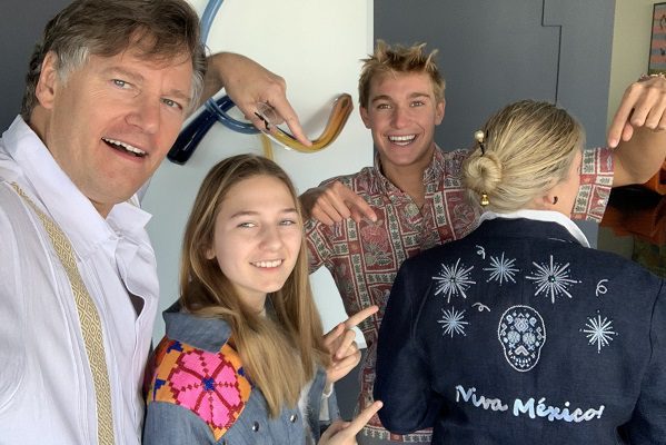 Landau deja cuenta de Twitter de la embajada con emotivos mensajes