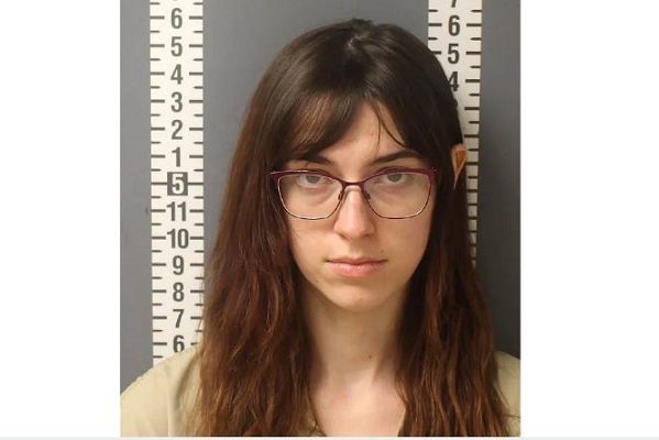 Bajo tutela de su madre, liberan a joven que robo laptop de Nancy Pelosi