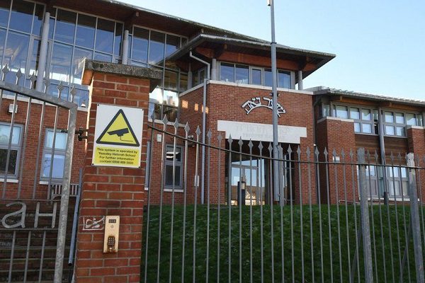 En pleno aumento de contagios, disuelven boda masiva en Londres #VIDEO