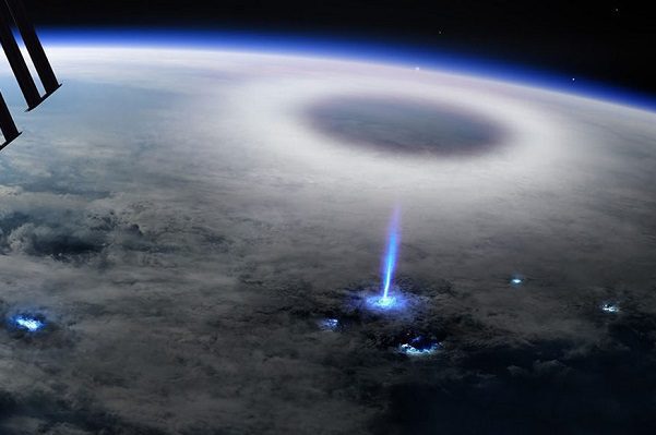 Por primera vez en la historia, captan el nacimiento de un "rayo azul"