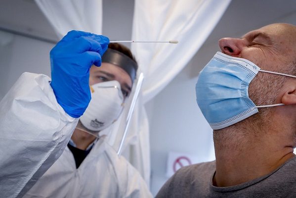 Francia impone prueba covid obligatoria a todos los visitantes internacionales