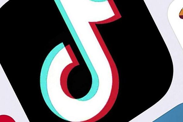 Niña italiana muere al realizar un reto viral de TikTok