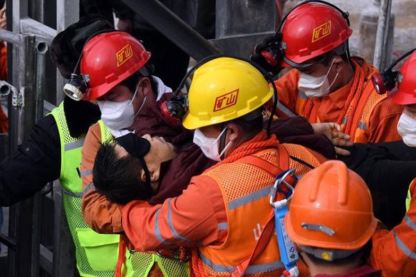 Encuentran muertos a nueve trabadores atascados en una mina en China