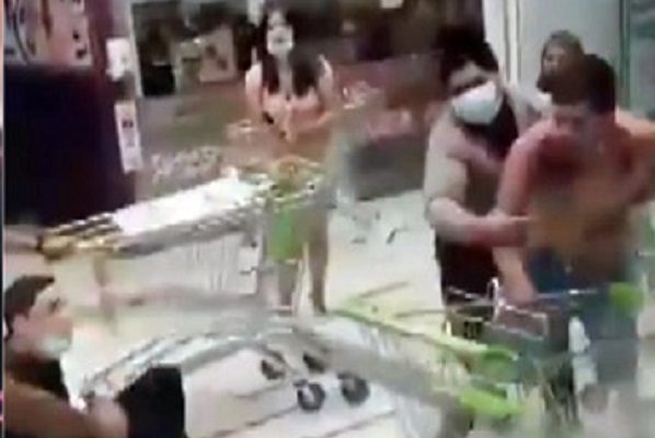 Adolescente apuñala a guardias de seguridad en supermercado #VIDEO (IMÁGENES FUERTES)