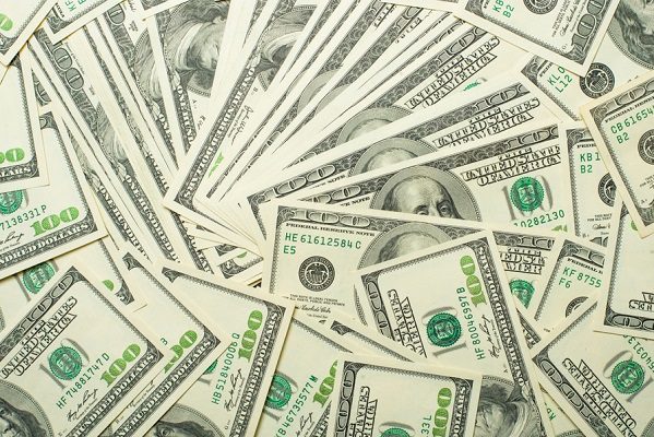 Tras contagio de AMLO, peso pierde frente al dólar