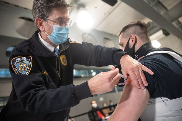 A falta de dosis suficientes, Nueva York suspende campaña de vacunación