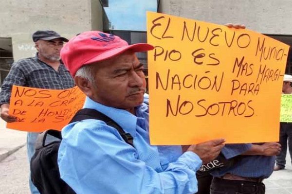 Pobladores inconformes por la creación de municipio, retienen a funcionarios del INE, en Chiapas